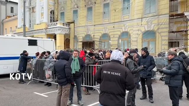 Очередь за билетами на балет «Щелкунчик» у Большого театра смотреть онлайн