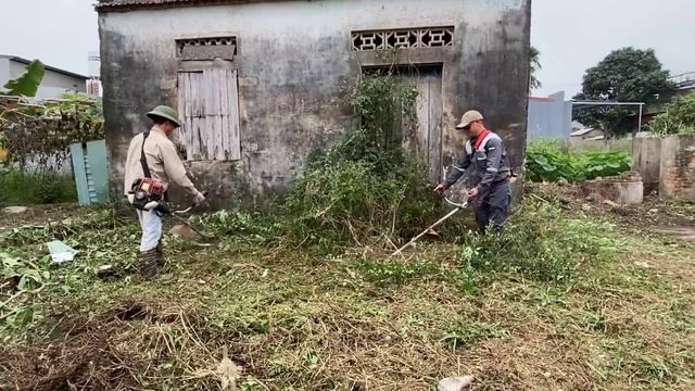 Volunteer Group Cleans Abandoned Houses For Free | Cut The Lawn And Clean It | Inspirational Cleanu