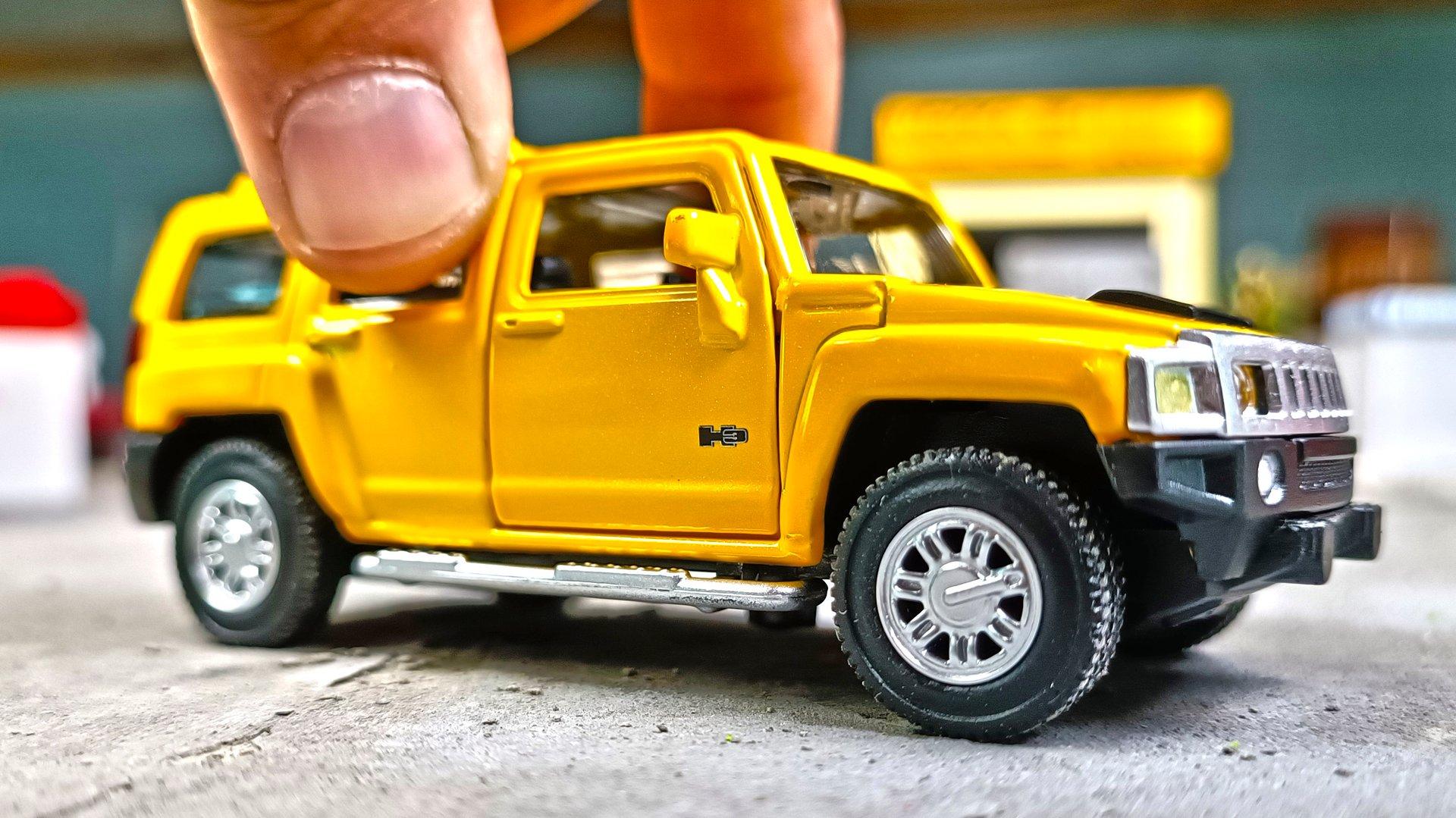 Едет моделька HAMMER H3 масштаб 1/43. Про машинки. смотреть онлайн