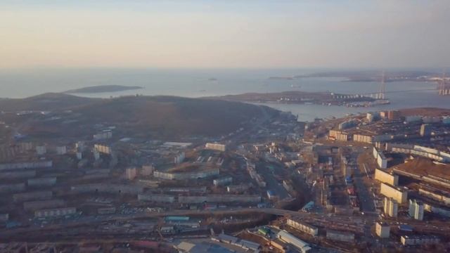 порт Владивосток и Золотой мост (аэросъёмка) смотреть онлайн
