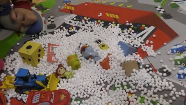 Разлетающиеся шарики из пенопласта устроили снежную бурю! Машинки спасают из под снега смотреть онлайн