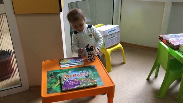 Приготовления к рисованию, стул стол альбом смотреть онлайн