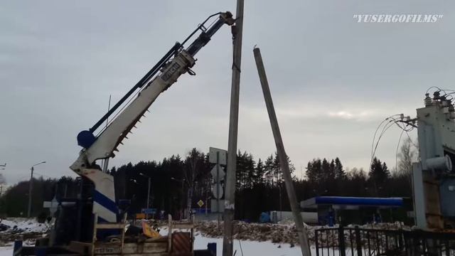 Демонтаж опоры ЛЭП в зимних условиях, при помощи гидравлического домкрата. смотреть онлайн