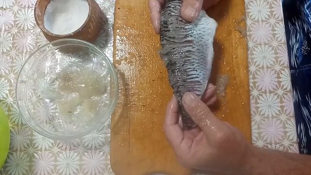 Жарим костлявую речную рыбу, чтобы в ней не было мелких костей. смотреть онлайн