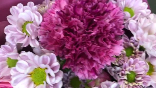 БУКЕТ ИЗ ХРИЗАНТЕМ САНТИНИ И РОЗЫ смотреть онлайн