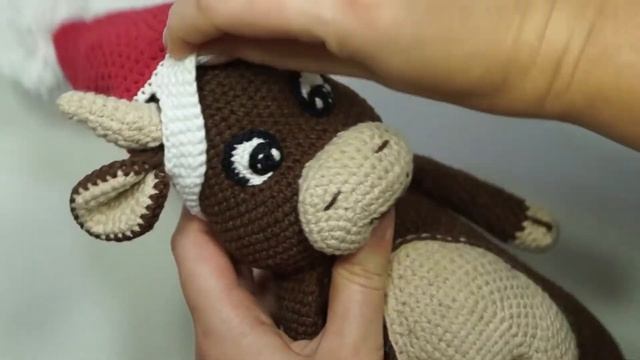 Обзор игрушки бычка, авторская новогодняя игрушка в рождественском колпачке и с мешком для подарков смотреть онлайн