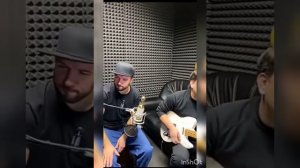 Азамат Мусагалиев на гитаре