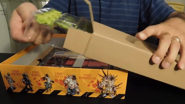 Opening a Zombicide season 2 expansion: Toxic City Mall смотреть онлайн