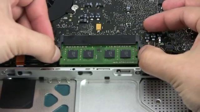 13-inch MacBook Late 2008 Memory Installation Video смотреть онлайн