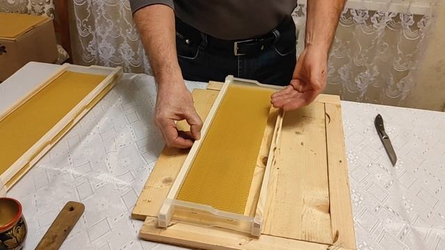 Как наващивать магазинную рамку для пчёл облегчённую с пластмассовыми боковинами. смотреть онлайн