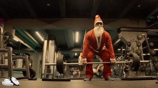 Даже Дед Мороз приседает! / Even Santa lifts and squats! смотреть онлайн