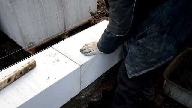 КЛАДКА БЛОКОВ СВОИМИ РУКАМИ / КУПИЛ БЛОКИ / ПРИСТРОЙКА ИЗ БЛОКОВ / КЛАДКА ПЕРВОГО РЯДА БЛОКОВ смотреть онлайн