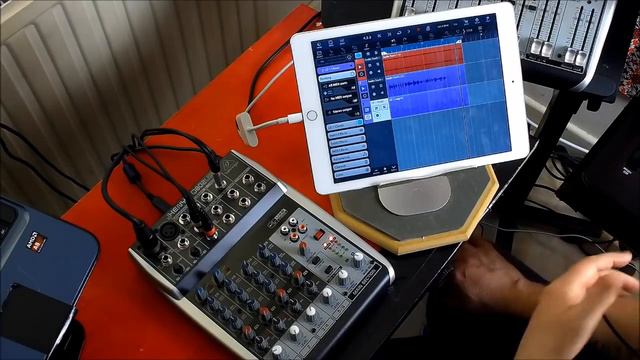 BEHRINGER XENYX Q802 USB MIXER - Tutorial & Set-Up As iPad Audio Interface смотреть онлайн