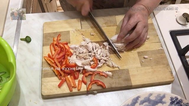Салат с куриной грудкой, сыром и овощами. смотреть онлайн