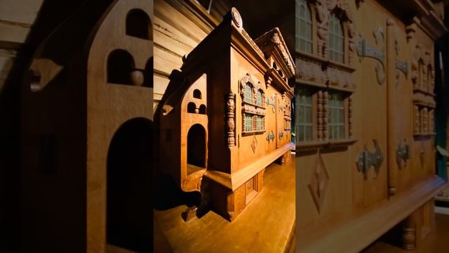 БОЛЬШЕ ВСЕГО ПОНРАВИЛИСЬ ЛЕСТНИЦА и МЕНЮ ОБЕДА. А КАРТИНЫ?