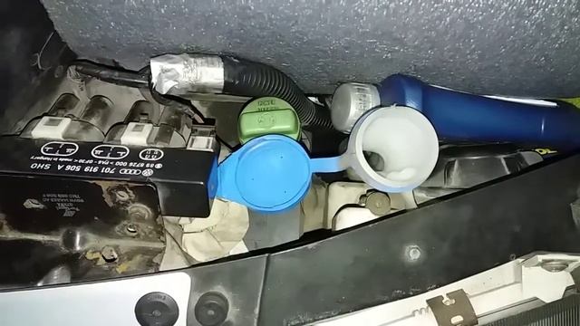 Вот так можно зафиксировать крышку омывателя на VW Sharan 1999 в открытом положении. смотреть онлайн