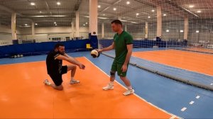 Как научиться принимать мяч в волейболе | КСВ #5 [ENG SUB]