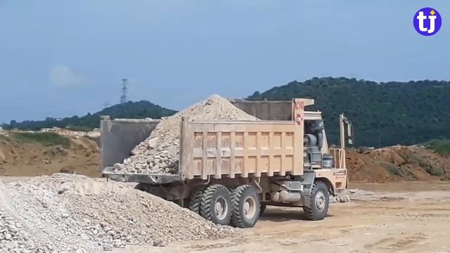 Excavator VOLVO EC 480 LC With Sinotruk Dump truck Cut The Ground For The Road смотреть онлайн