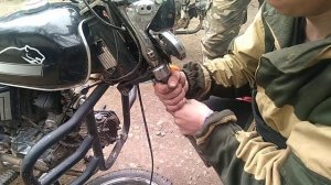 Что делать, если пробивает вилку на мопеде Альфа.