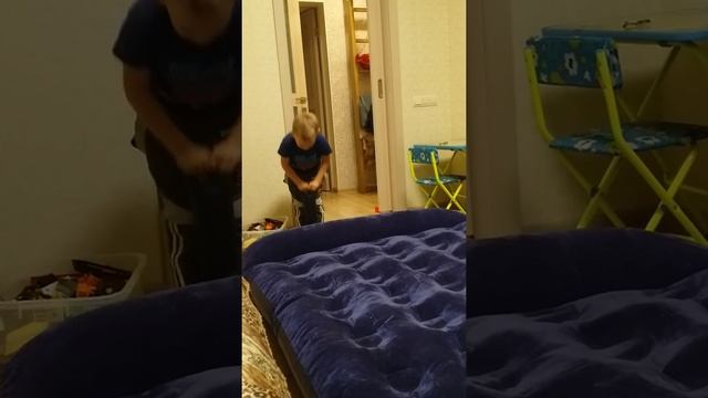 Славик собрался в поход. Как накачать матрас INTEX смотреть онлайн