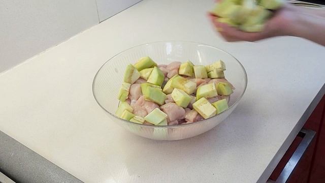 Удивительно ПРОСТОЙ и ВКУСНЫЙ Рецепт! Куриное филе с овощами в соусе. смотреть онлайн