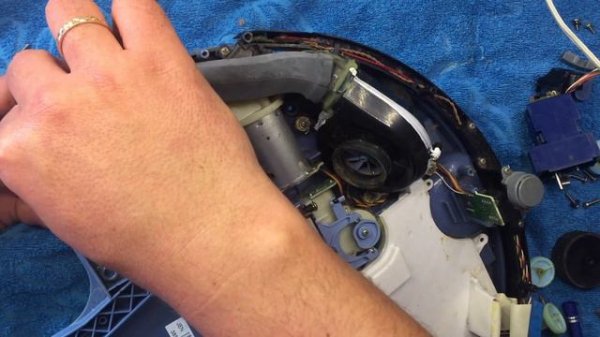 iRobot Scooba disassembilng - how to replace Scooba wheel module