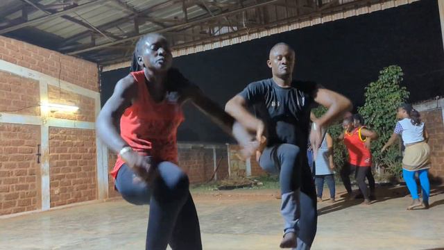 cours de danse au centre Siraba de Bobo Dioulasso avec Dabou et Mougnini Dembele au djembé смотреть онлайн