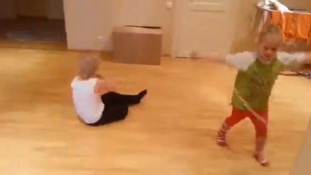 Прикол. Дети танцуют. Брэйк данс самородки! смотреть онлайн