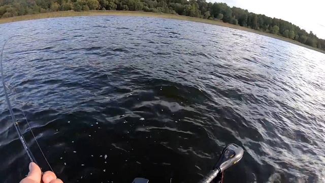 Это ПРОСТО АДРЕНАЛИН!!! Таких щук на одной рыбалке я не ловил! Щука ТАЩИТ маленькую ЛОДКУ на волне! смотреть онлайн