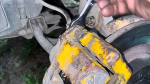 Замена передних тормозных колодок Renault Logan