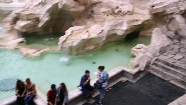 Рим, знаменитый фонтан Треви смотреть онлайн