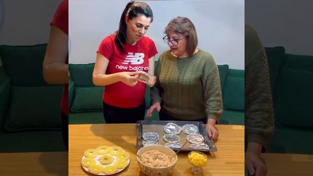 Рубленные куриные котлеты на ананасовых кольцах в духовке. смотреть онлайн