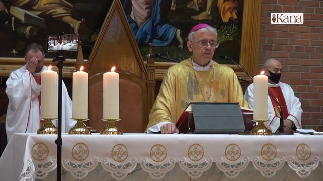 12 апреля 2022 года Святая Месса освящения мира и благословения елеев в Новосибирске смотреть онлайн