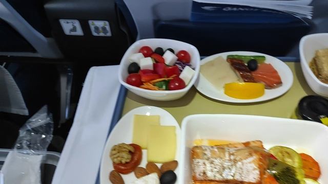 Вот так нас кормили на борту самолёта. Обед на воздухе. 
 Бизнес класс авиакомпания QANOT SHARQ.