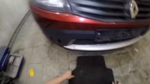 Снимаем передний бампер Renault Sandero Stepway 2013-2018г.в.