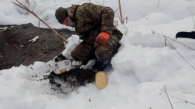 копаю дождевых червей зимой под снегом смотреть онлайн