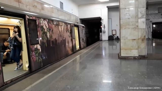 [Ретро-метро]: Тематический поезд "Акварель" на станции "Партизанская" смотреть онлайн