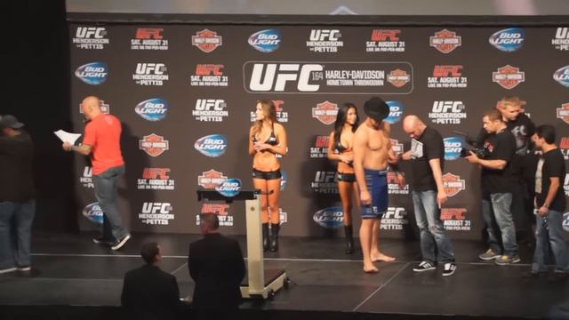 UFC 164: Nikita Krylov vs Soa Palelei - Weigh-In смотреть онлайн