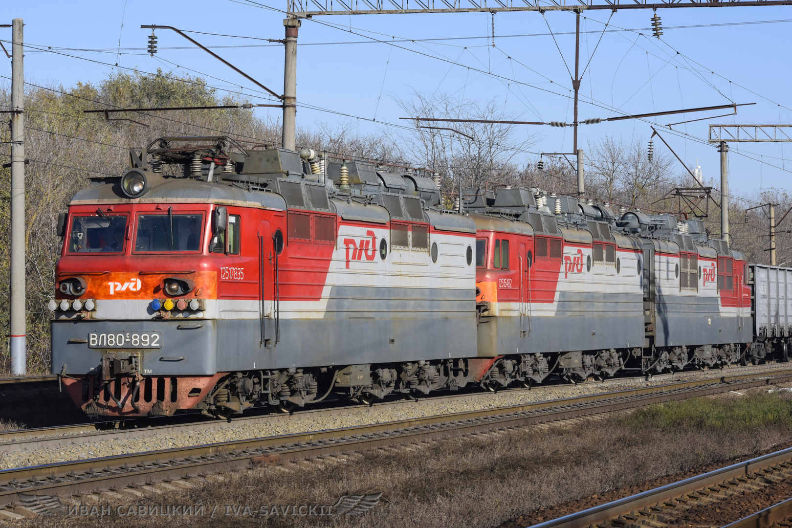 Грузовой электровоз ВЛ80с-880 проходит платформу Техникум смотреть онлайн