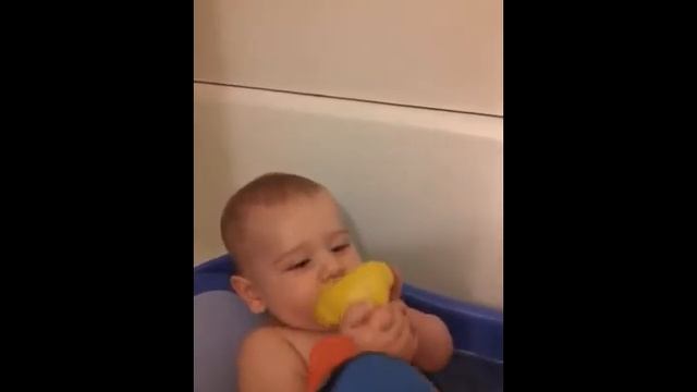 Bath Time with Rubber Ducky! смотреть онлайн