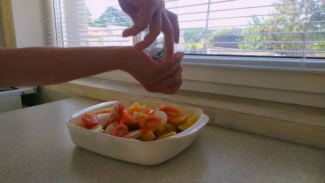 Картофель с колбасками запечённый в духовке. смотреть онлайн