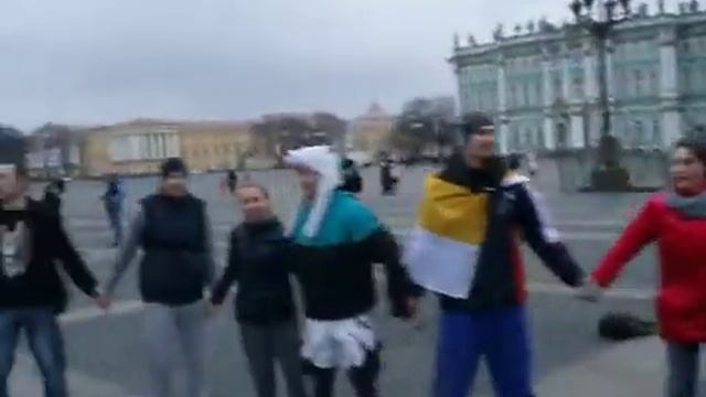 01.01.2014 Русская пробежка СПб. Хоровод вокруг ёлки на Дворцовой смотреть онлайн