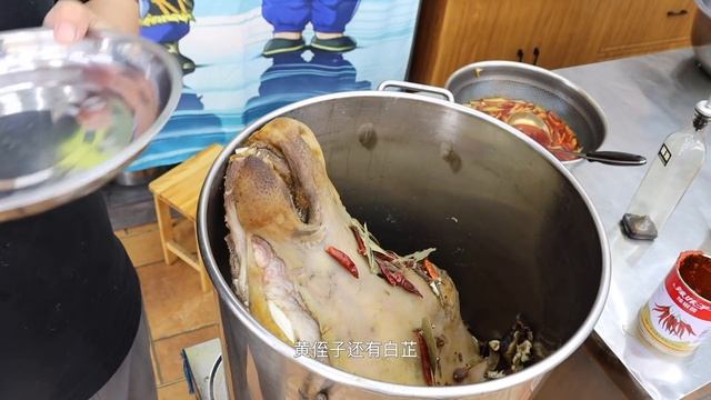 买颗58斤的牛头，阿强做辣卤牛肉，结果炖的时间太长，大型翻车现场【cram阿强】 смотреть онлайн