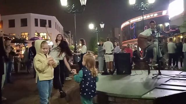 02.07.2021 Brest Belarus. Танцы и песни под гитару на Советской вечером. Прогулки с Викторией часть смотреть онлайн