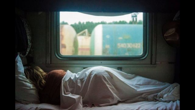 для сна стук колес поезда с музыкой. सोने के लिए, संगीत के साथ ट्रेन के पहियों की आवाज़ смотреть онлайн