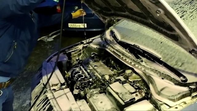 КАК ПРАВИЛЬНО ПОМЫТЬ ДВИГАТЕЛЬ! Hyundai Solaris (Kia Rio) смотреть онлайн