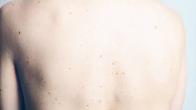 Парикмахер увидела странное пятно на голове клиентки и замерла… Это и спасло женщине жизнь смотреть онлайн