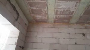 Мороз и трещина в бетонной балке. часторебристое перекрытие.