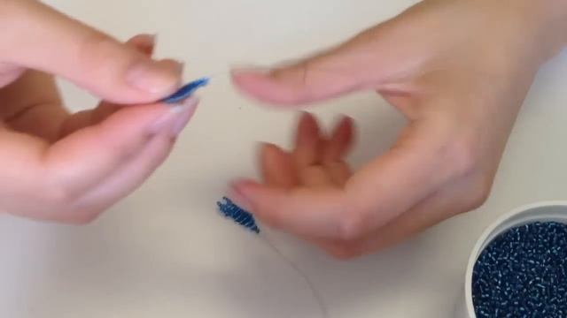 ВАСИЛьКИ ИЗ БИСЕРА из БИСЕРА. ПОЛЕВЫЕ ЦВЕТЫ ИЗ БИСЕРА. Часть 1/2. смотреть онлайн