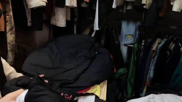 Какие вещи можно найти на рынках/секондах в Италии? Moncler, Stone Island смотреть онлайн